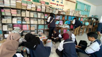 Mahasiswa KKN Tematik Undip Wujudkan Preservasi Koleksi di Perpustakaan SD Negeri 02 Bojongnangka