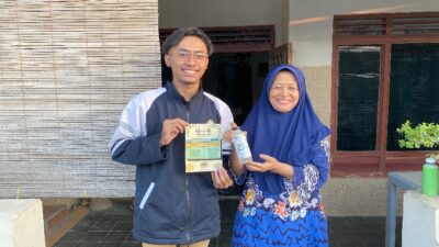 Pendampingan Pemilahan Sampah Organik menjadi Pestisida Jasmine oleh Mahasiswa KKN-T di Desa Bojongnangka