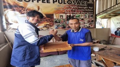 Pembuatan Nampan Bagi UMKM Kopi Tugu Juang oleh KKN UNDIP