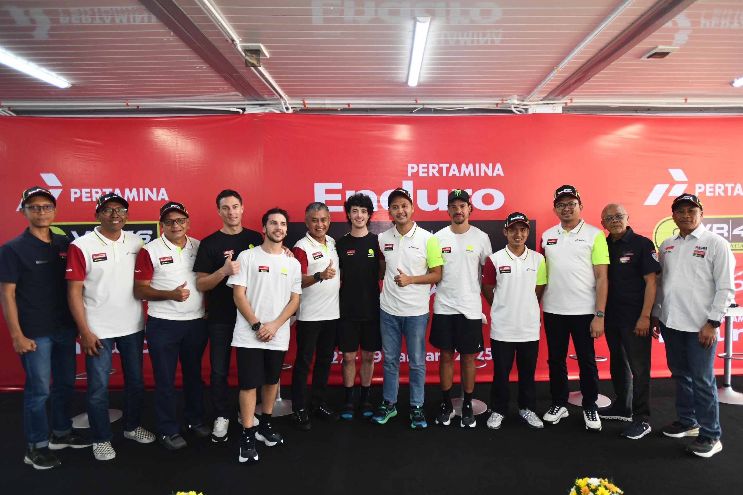 Direktur Utama Pertamina Lubricants Werry Prayogi bersama VP Corporate Communication Pertamina Fadjar Djoko Santoso, Direktur Sales & Marketing Pertamina Lubricants Dwi Puja Ariestya, Manager VR46 Riders Academy Gianluca Falcioni dan Pembalap VR46 Riders Academy melakukan sesi foto bersama saat acara “Pertamina Enduro VR46 Riders Academy” yang diselenggarakan di Pertamina Mandalika International Circuit, Kuta, Lombok Tengah, Nusa Tenggara Barat pada Senin (27/1/2025).