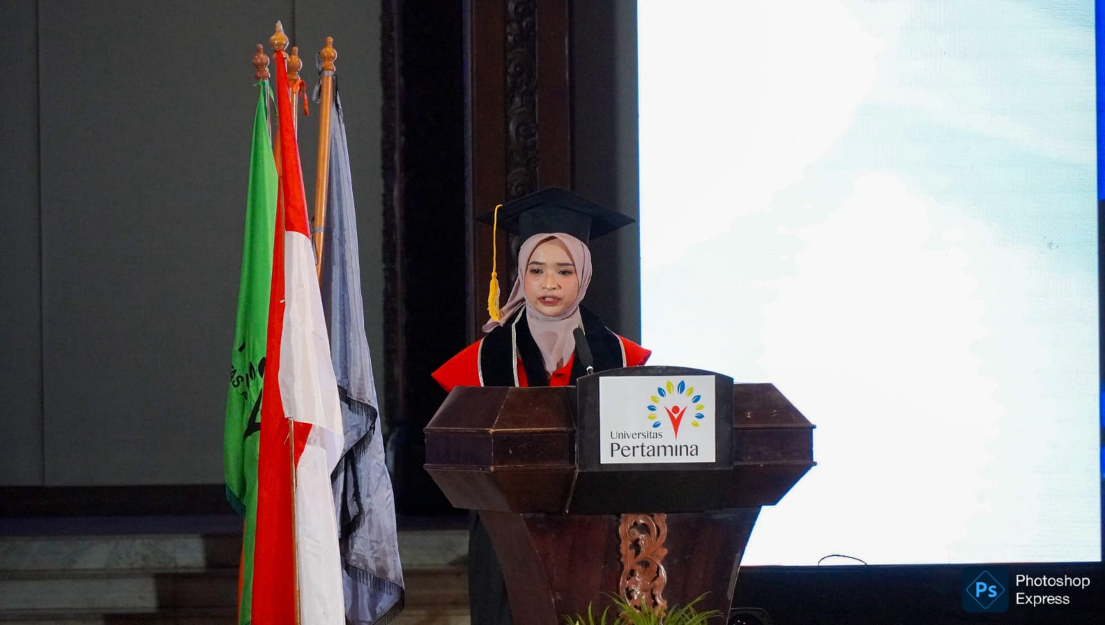 Rissa Rahmatika, Anak Buruh Bangunan Mendapat Penghargaan Wisudawan Terbaik UPER