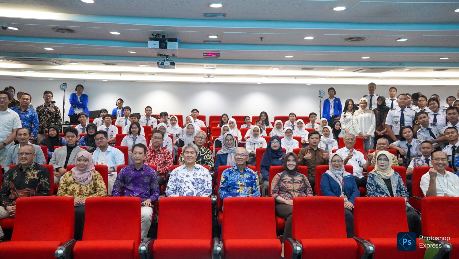 Foto bersama dengan para siswa yang hadir dalam kegiatan pembukaan Beasiswa APERTI BUMN tahun 2025