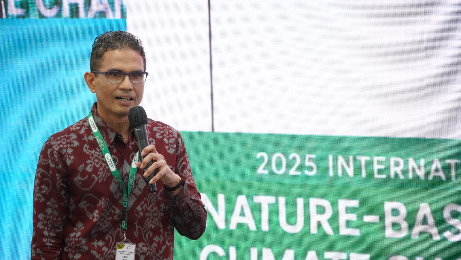 Prof. Yuri memaparkan materi mengenai Kapasitas Adaptif untuk menunjang keberhasilan pembangunan berkelanjutan