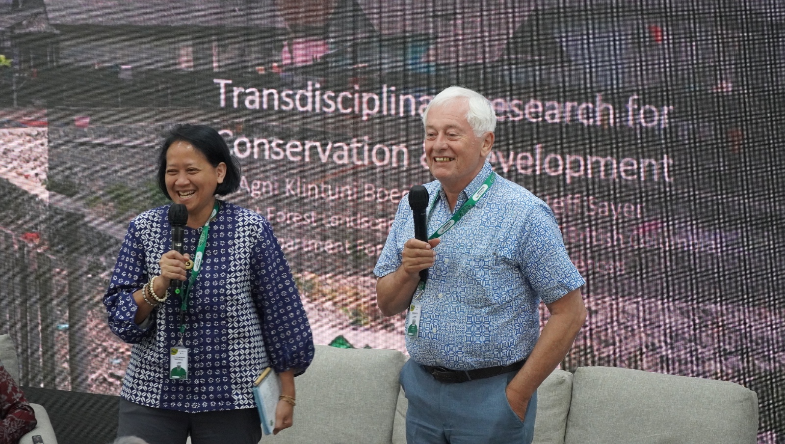 Prof. Agni Klintuni Boedhihartono dan Prof. Jeff Sayer memaparkan materi mengenai pentingnya pendekatan dalam lingkup sosial untuk mendukung pembangunan berkelanjutan