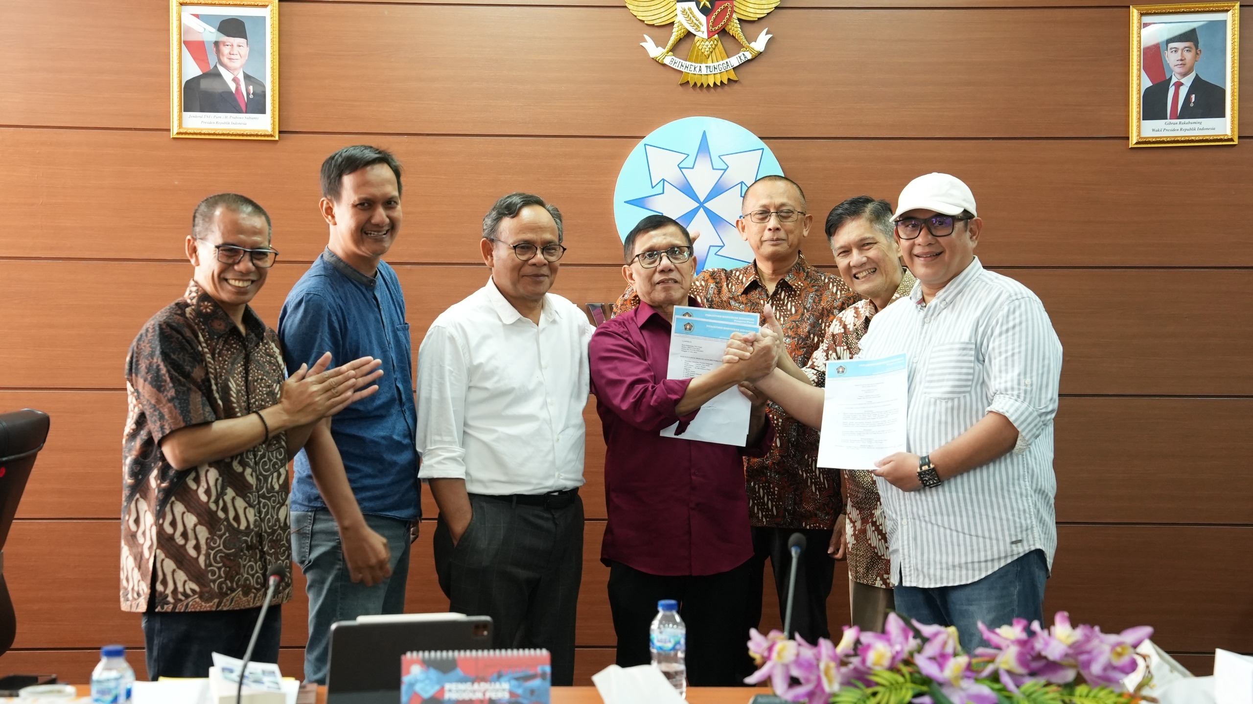 Keterangan Foto:Ketua Umum PWI Kongres Luar Biasa, Zulmansyah Sekedang (paling kanan), berjabat tangan dengan Ketua Umum PWI Kongres Bandung, Hendry Ch Bangun (keempat dari kiri) setelah menandatangani SK Panitia Bersama Kongres Persatuan PWI di Gedung Dewan Pers, Jakarta, Selasa (13/6/2025). Ikut menyaksikan, dari kiri ke kanan, Dahlan Dahi (mediator, anggota Dewan Pers), Yogi Hadi Ismanto (anggota Dewan Pers), Komaruddin Hidayat (Ketua Dewan Pers), Totok Suryanto (Wakil Ketua Dewan Pers), dan Wina Armada Sukardi (Sekjen PWI KLB).
