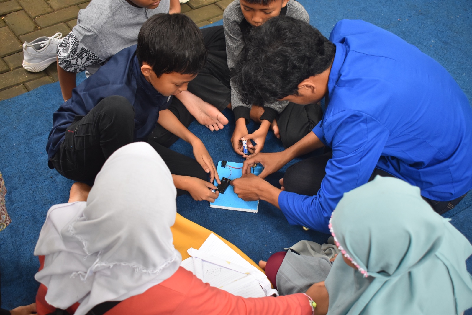 Mahasiswa UPER Ajak Anak Jalanan Merakit Energi dari Lingkungan Sekitar