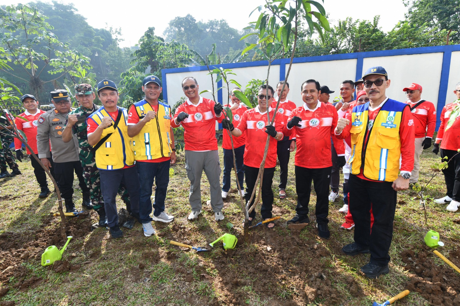 Wakil Wali Kota Depok Chandra Rahmansyah, Deputi Pengendalian Pencemaran dan Kerusakan Lingkungan Rasio Ridho Sani, dan Direktur Transformasi dan Keberlanjutan Pertamina Persero Agung Wicaksono melakukan penanaman pohon di SMPN 34 dalam rangkaian Festival Ciliwung 2025, Minggu (10/08).
