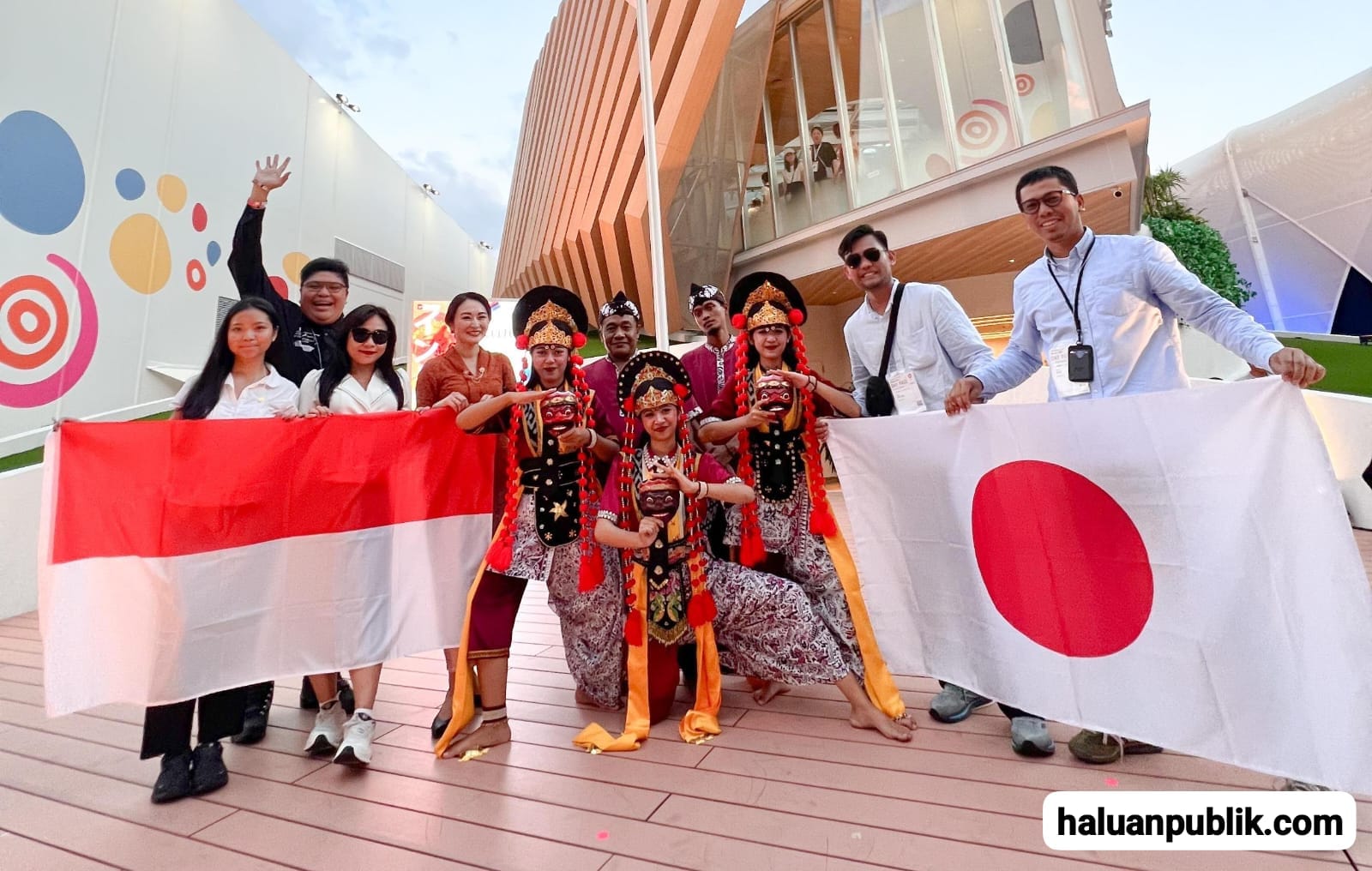 Tari Topeng Indramayu Tampil Memukau di Jepang