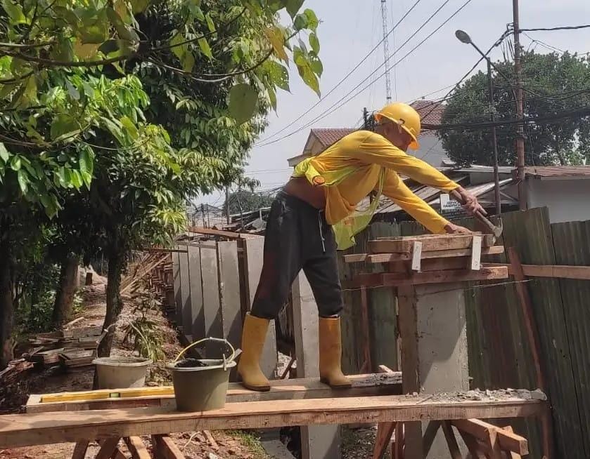 Disrumkim Kota Depok Renovasi Pagar Taman Hutan Raya Cagar Alam