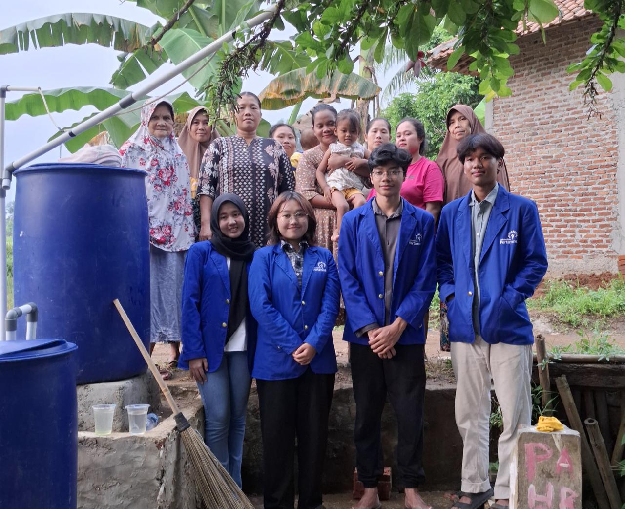 Dokumentasi: Tim UPER dan masyarakat Desa Barengkok mengunjungi penampungan air bersih
