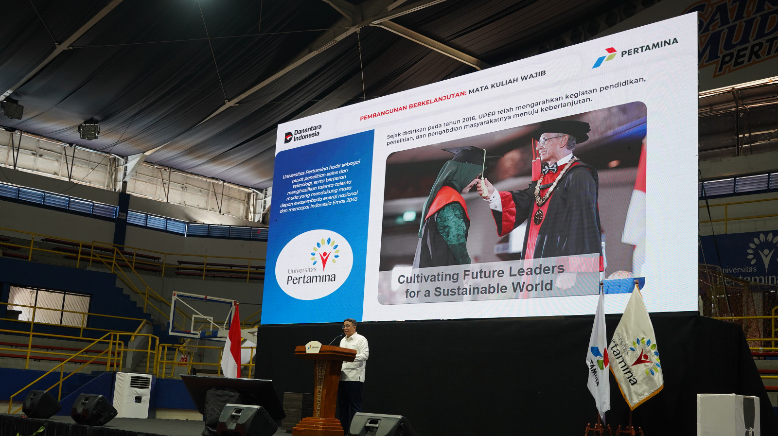 Pemaparan dari Wakil Direktur Utama Pertamina, Oki Muraza, di Kegiatan Pelantikan Mahasiswa Baru Universitas Pertamina T.A. 2025/2026 di GOR Arena Simprug, Jakarta (15/9/25).