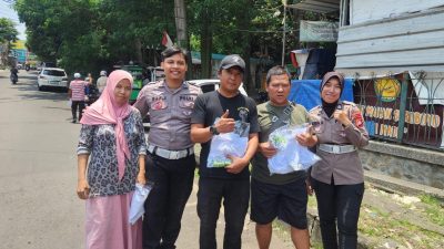 SAMSAT Depok Peduli, Bagikan Sembako dan Baju kepada Masyarakat