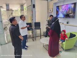 Kepala Kantor Pertanahan Depok, Melayani Warga yang Sedang Mengurus Sertifikat di Hari Libur