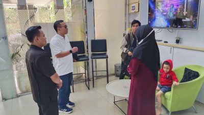 Kepala Kantor Pertanahan Depok, Melayani Warga yang Sedang Mengurus Sertifikat di Hari Libur