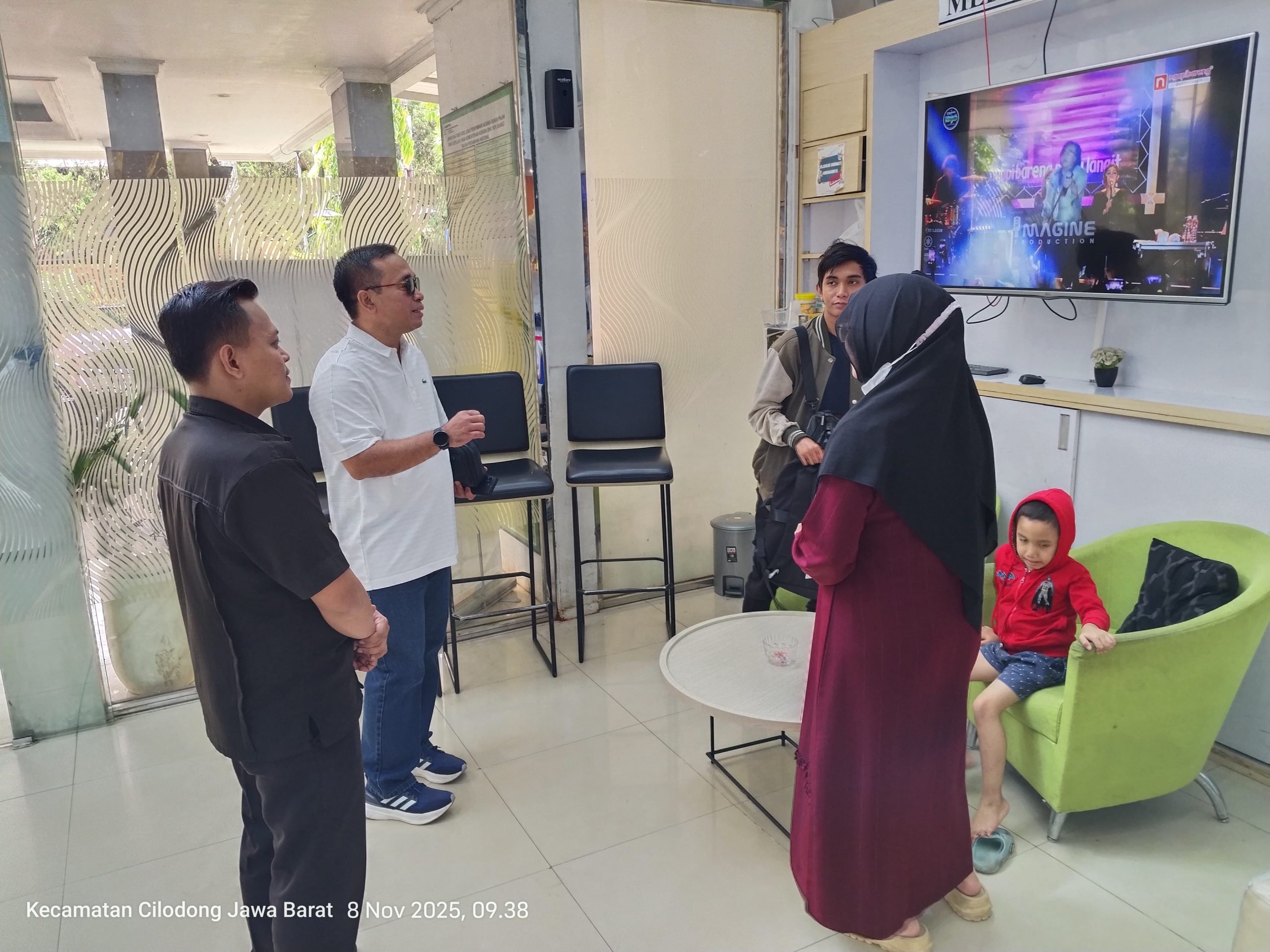Kepala Kantor Pertanahan Depok, Melayani Warga yang Sedang Mengurus Sertifikat di Hari Libur