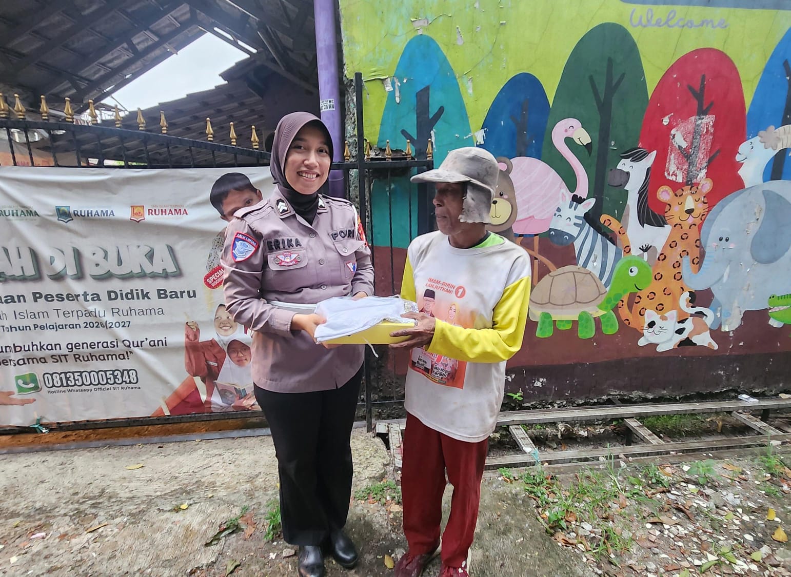 Kantor SAMSAT Depok Gelar Bakti Sosial, Bagikan Sembako, Baju, dan Boneka kepada masyarakat
