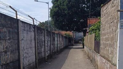 Warga Menunggu Kepastian Pembebasan Lahan Akses Menuju SMP Negeri 35 Depok Warga Menunggu Kepastian Pembebasan Lahan Akses Menuju SMP Negeri 35 Depok