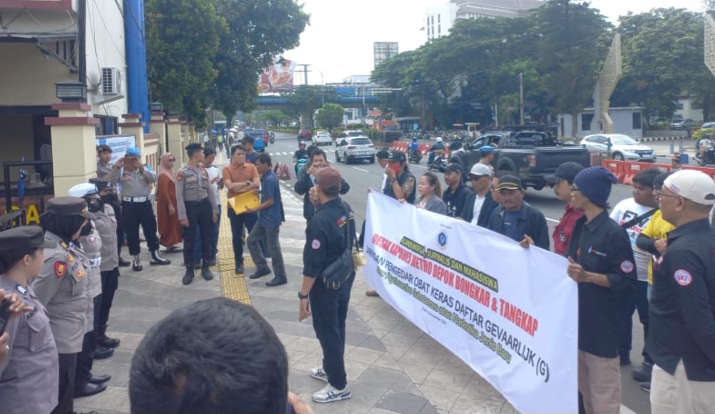 Aksi Masa Geruduk Polres Depok Suarakan Bongkar dan Tangkap Para Pengedar Obat Daftar G